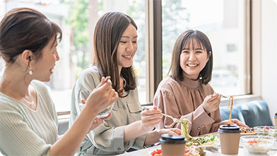 仲間と一緒に食べる、楽しい食卓。